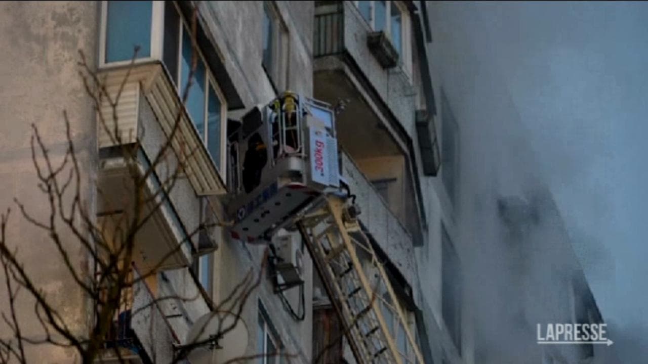 I soccorsi dopo il bombardamento del palazzo di Sviatoshynskyi: almeno quattro morti