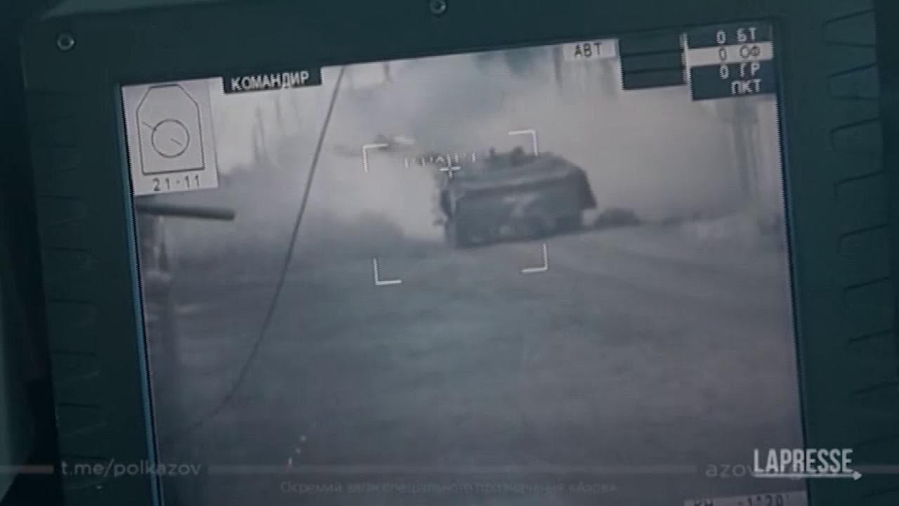 Forze ucraine aprono il fuoco contro un blindato russo a Mariupol