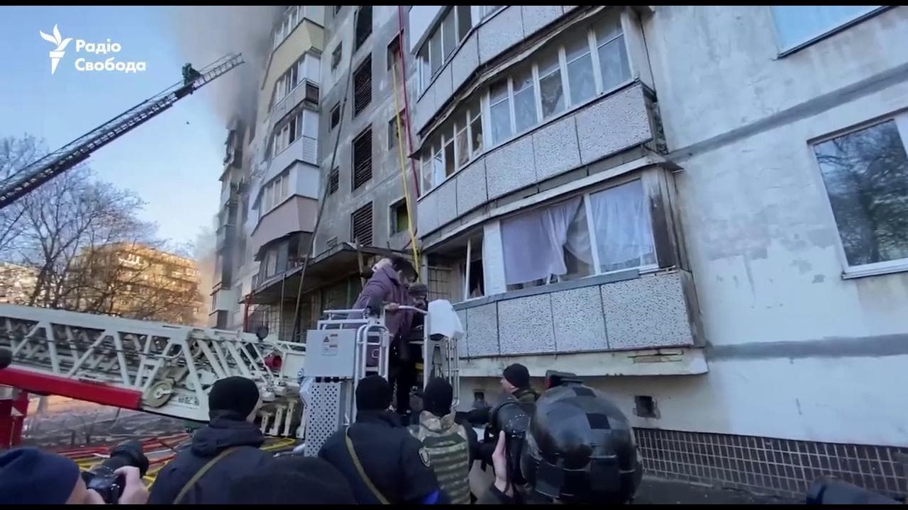 Esplosioni a Kiev, colpito palazzo residenziale: il salvataggio dei condomini sopravvissuti