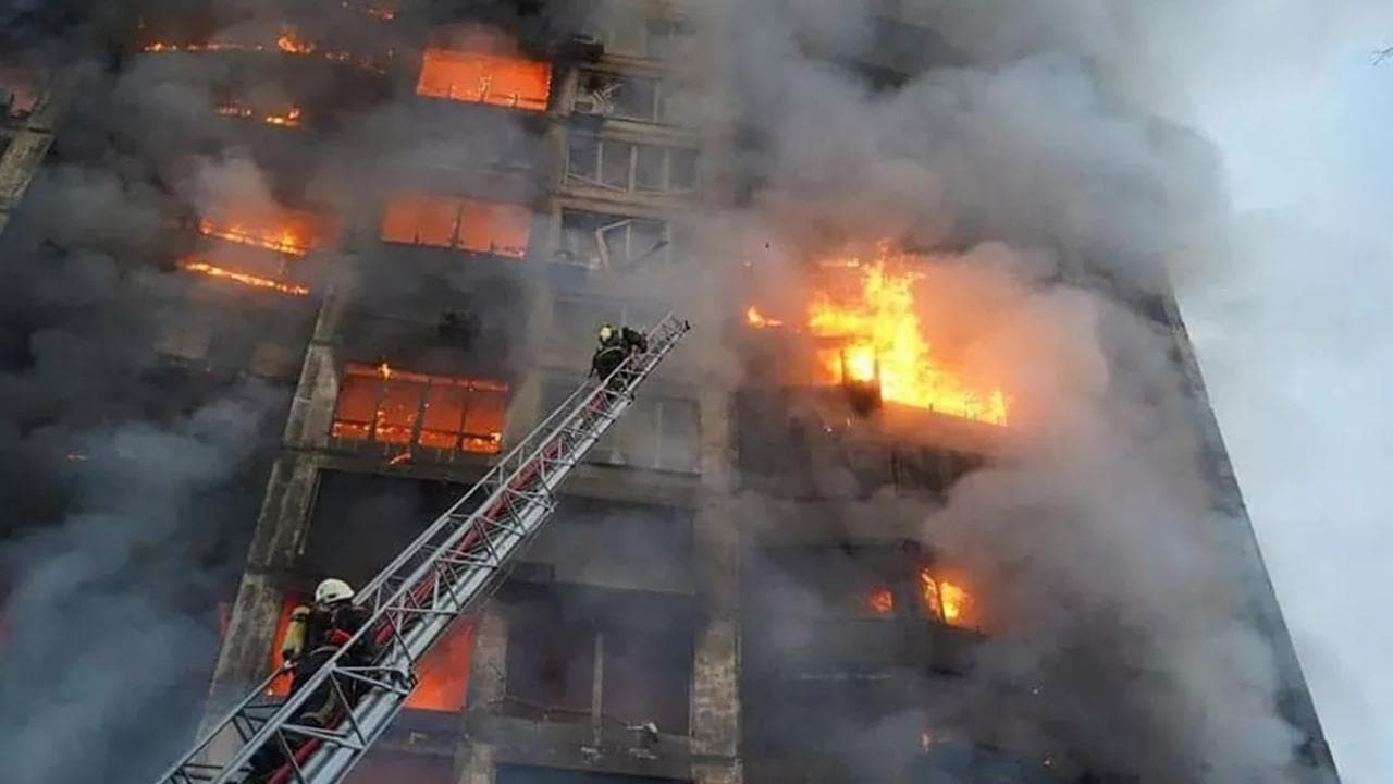 Bombe su Kiev, un palazzo distrutto dopo le esplosioni: le fiamme avvolgono l'edificio