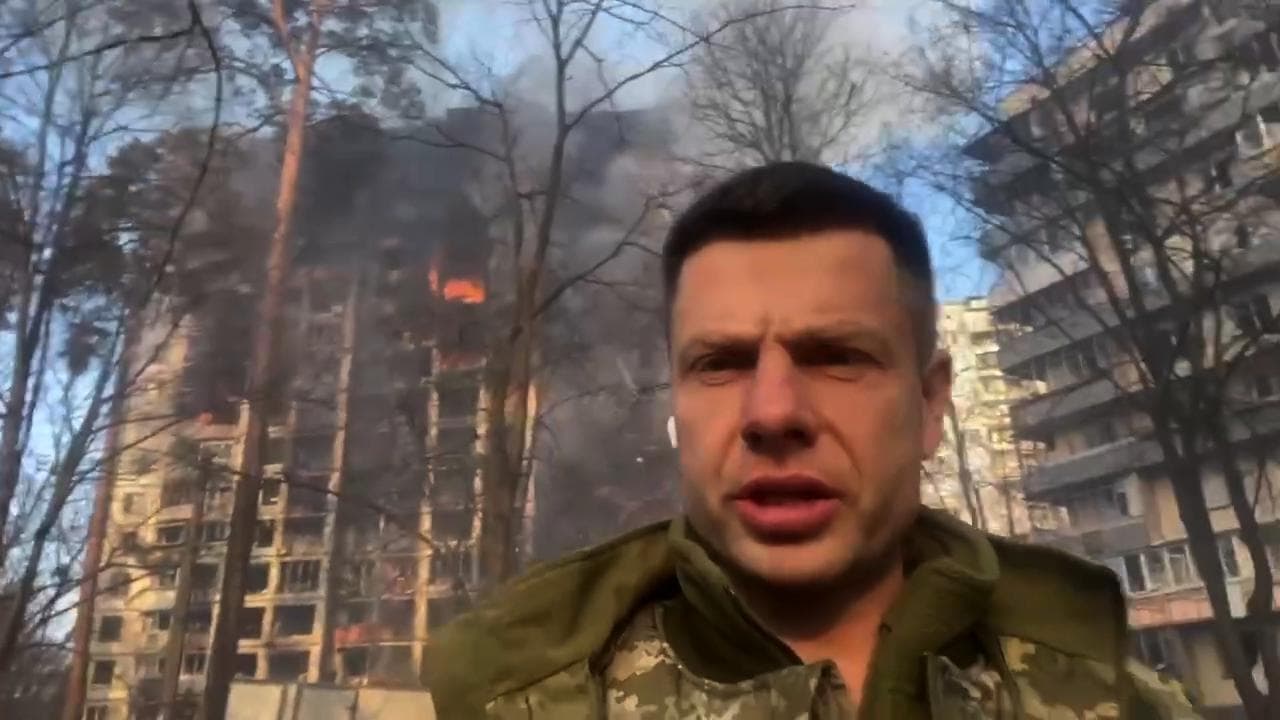 Guerra in Ucraina, attacco a Kiev: il deputato mostra i palazzi residenziali bombardati