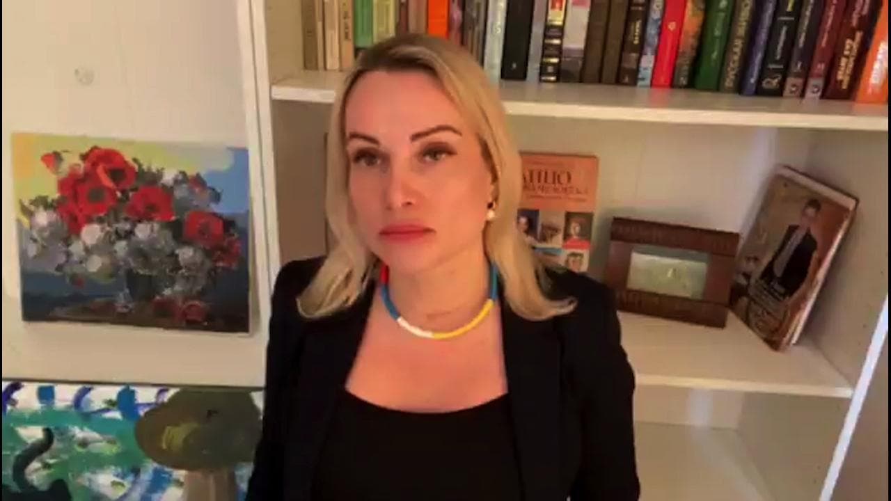 Il messaggio della donna che ha fatto irruzione al tg russo: "Mi vergogno di aver fatto propaganda per Putin"