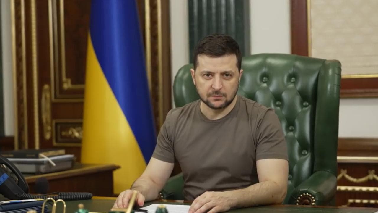 Zelensky: "Grato a donna che ha fatto il blitz durante il tg russo"