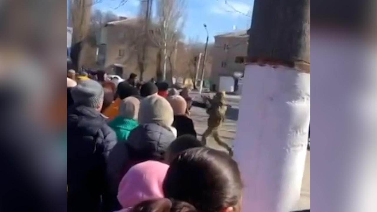 Melitopol, i manifestanti si scontrano con le truppe russe: un soldato si difende con il fucile
