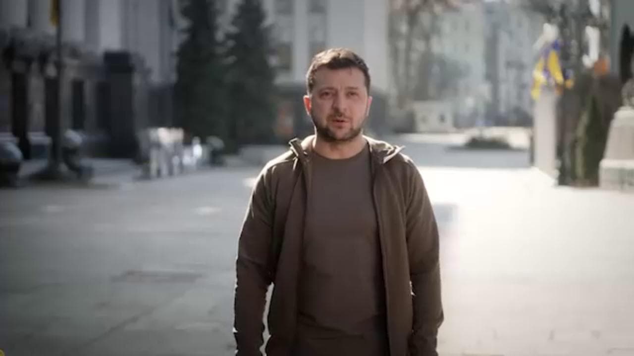 Zelensky incita gli ucraini alla lotta: "Dobbiamo resistere e salvare anche la nostra economia"