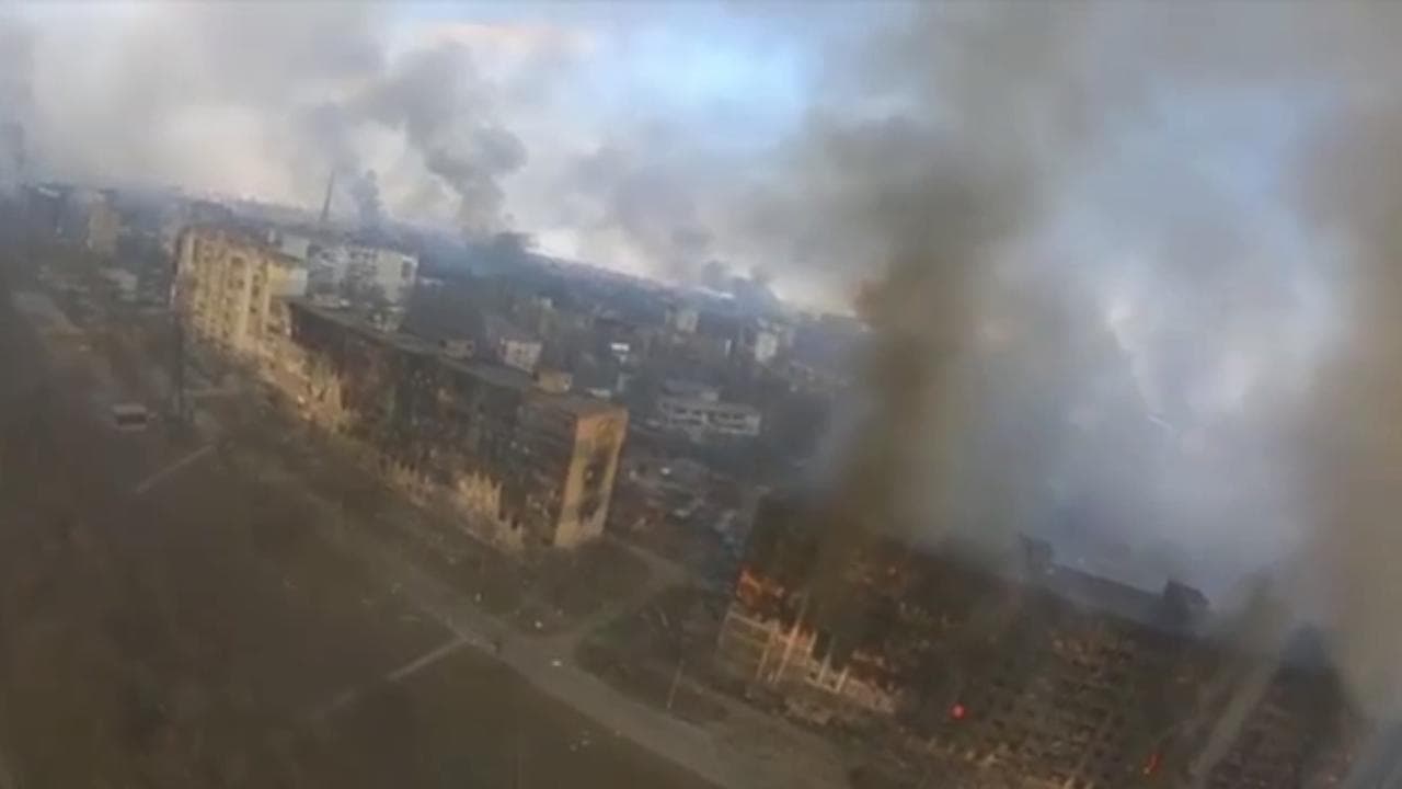 Mariupol sotto assedio: la devastazione della città bombardata vista dal drone
