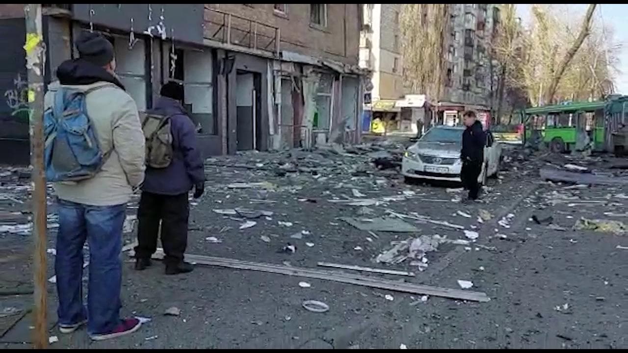 Kiev, l'inviato: "Un missile è appena caduto a pochi metri da me. La guerra è arrivata in città"