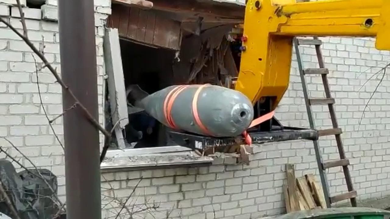 Un'enorme bomba inesplosa viene estratta da un palazzo di Chernihiv
