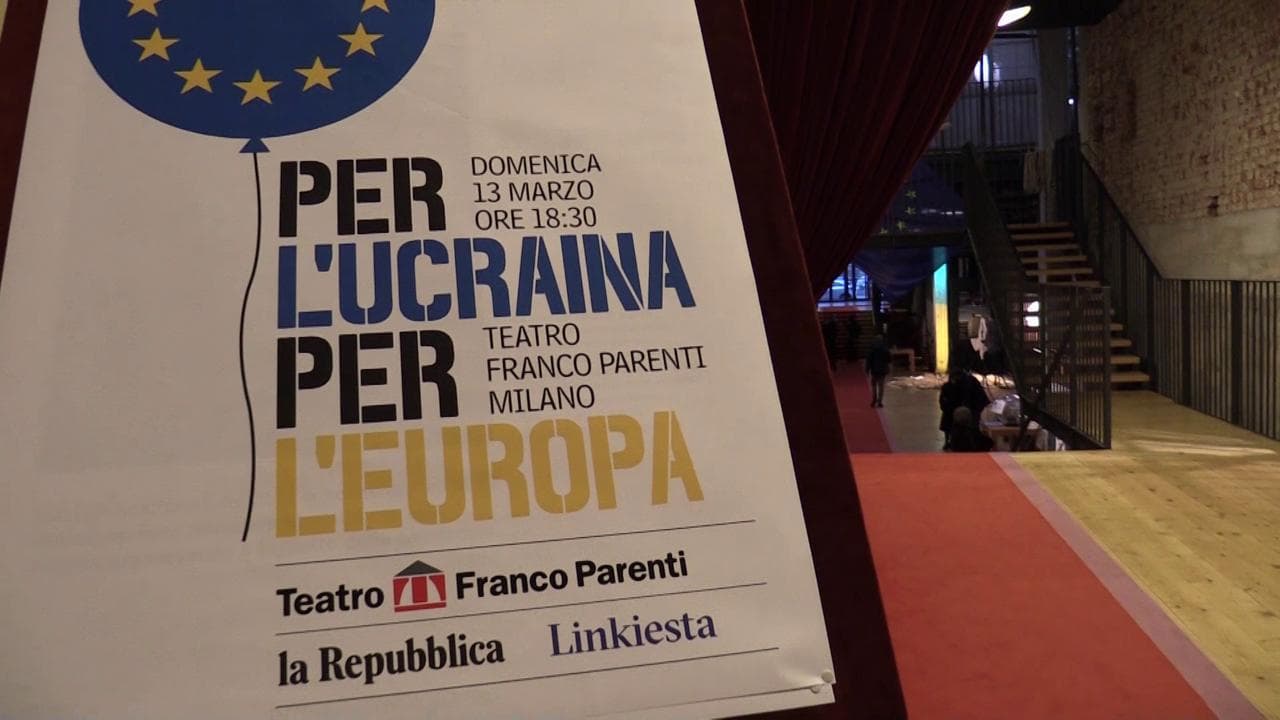 Per l'Ucraina per l'Europa, emozioni e analisi con Repubblica al Parenti di Milano. Il videoracconto