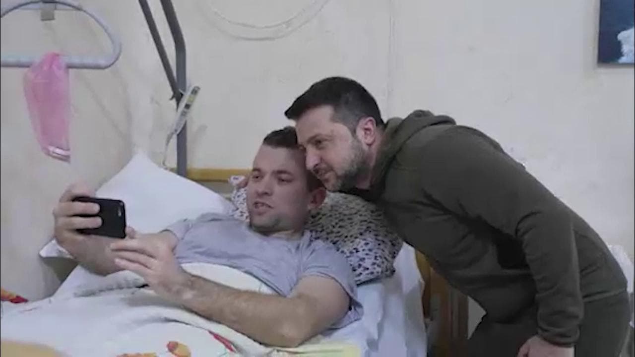 Zelensky nell'ospedale di Kiev, la visita ai soldati feriti: "Il regalo più grande sarà la vittoria"