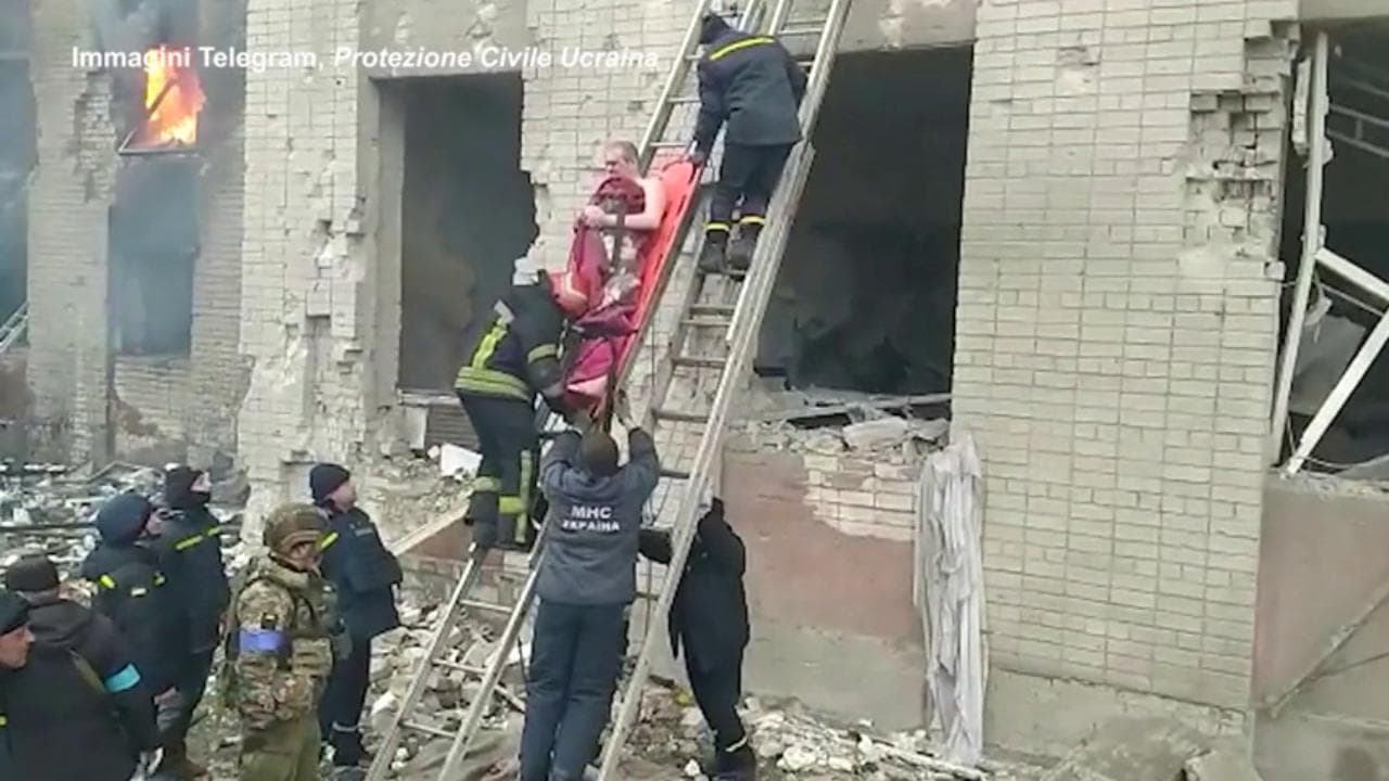 Attacco a Chernihiv, i vigili del fuoco portano in salvo i civili dal dormitorio bombardato