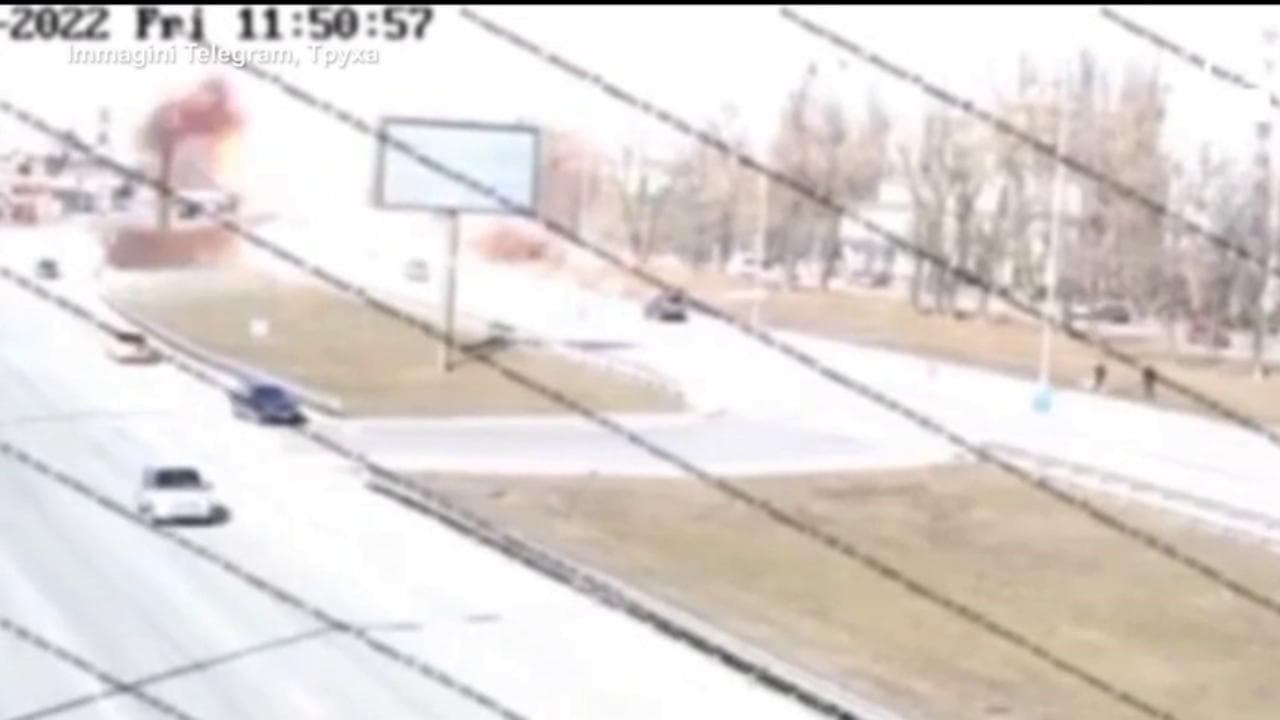 Esplosione improvvisa in mezzo al traffico di Kiev