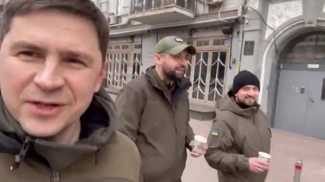 I collaboratori più stretti di Zelensky si mostrano per le strade di Kyev: "La città è sempre bellissima"