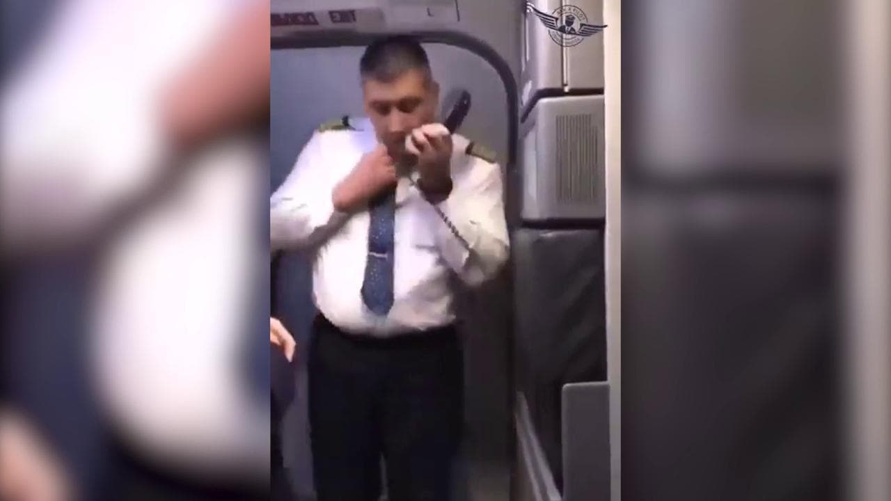 Il pilota russo contro la guerra in Ucraina parla ai passeggeri: "È un crimine, fermiamola"