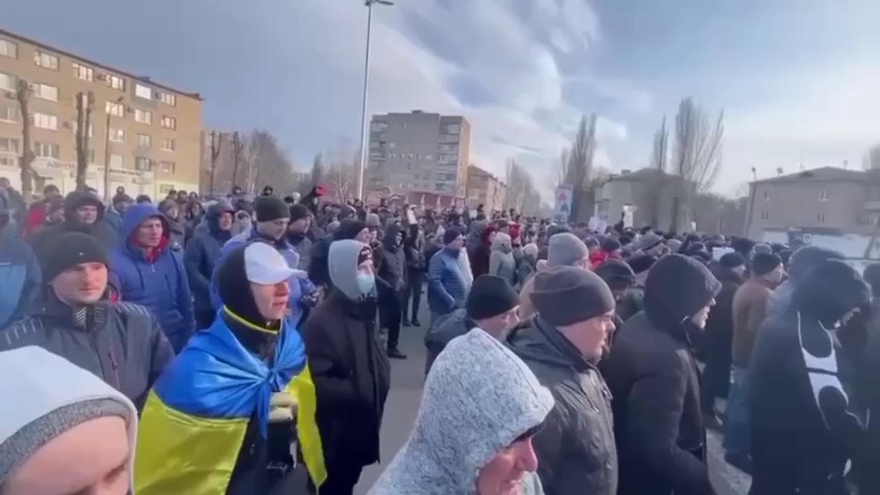 Cittadini protestano a Melitopol contro l'arresto del sindaco da parte dei russi
