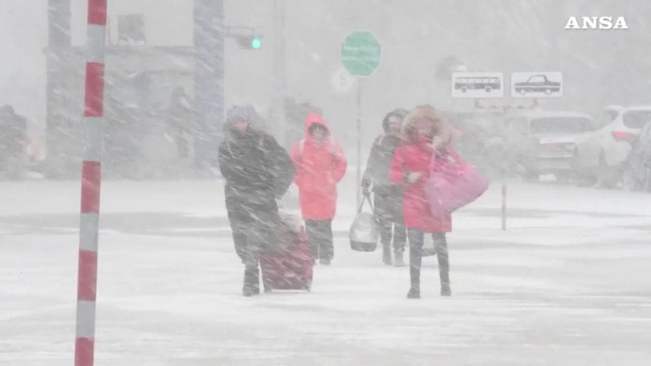 Neve e gelo non fermano l'esodo in Moldavia: la fuga delle famiglie divise dalla guerra
