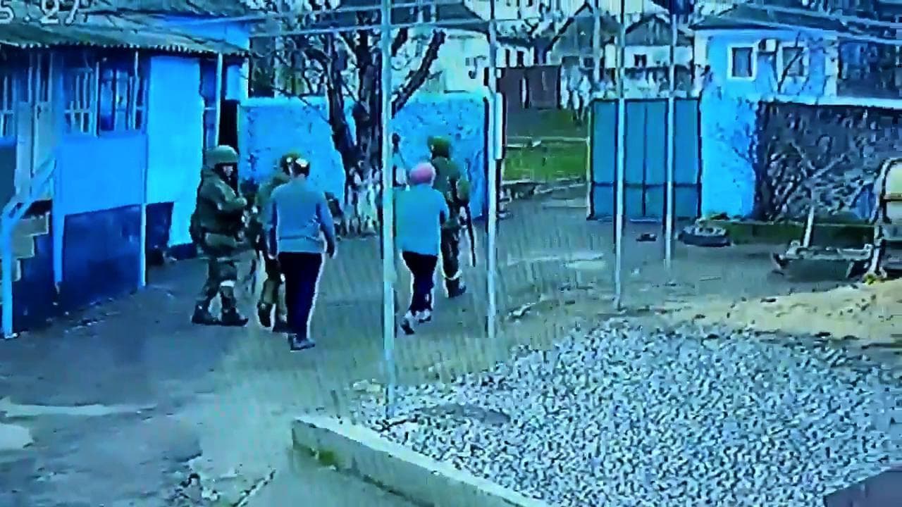 "Andatevene via": coppia di anziani caccia soldati russi dal giardino di casa