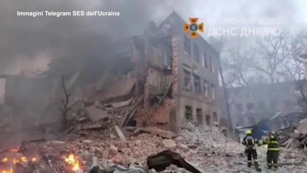 Bombardamenti a Dnipro, i servizi di emergenza ucraini: "Colpiti una fabbrica e un asilo nido"