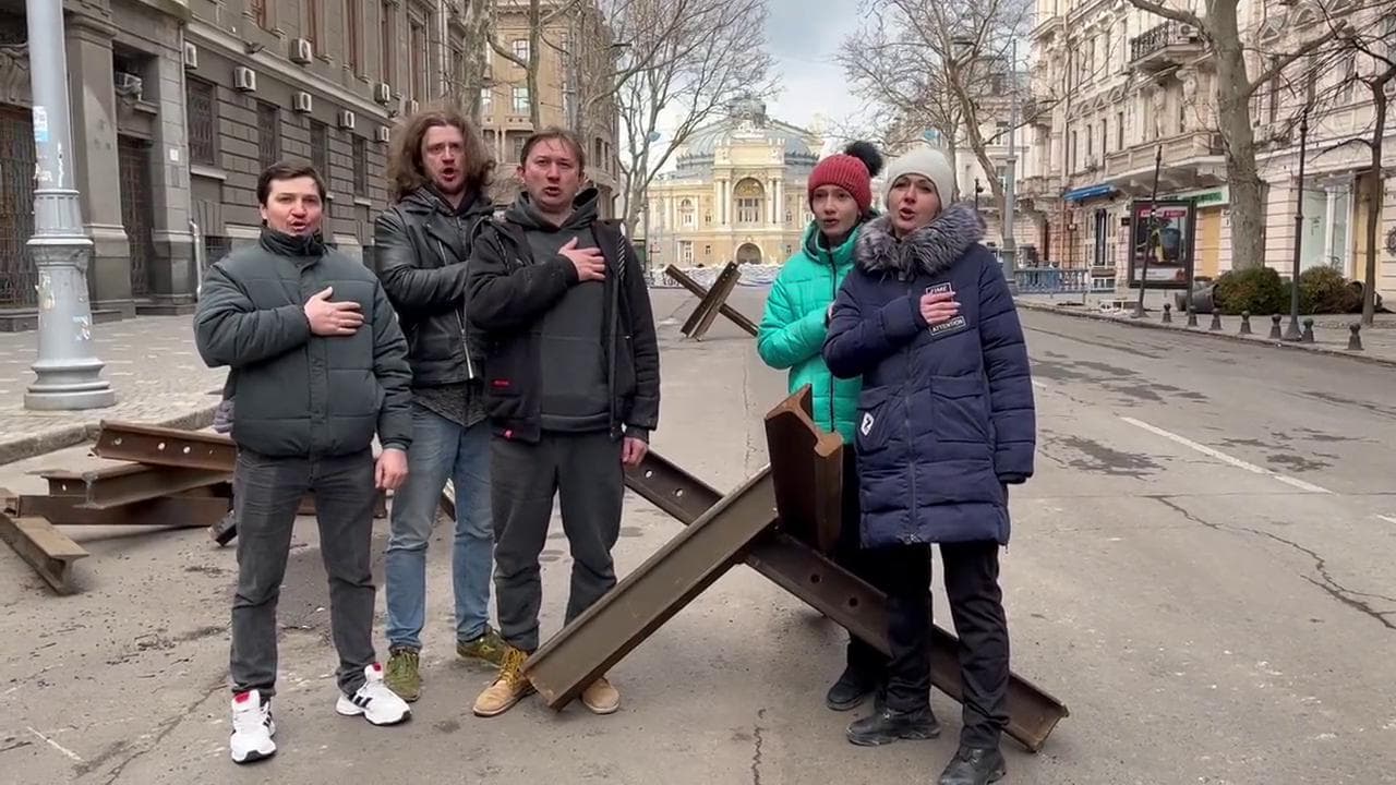 Odessa, i musicisti dell'Opera si uniscono alla resistenza e intonano l'inno nazionale