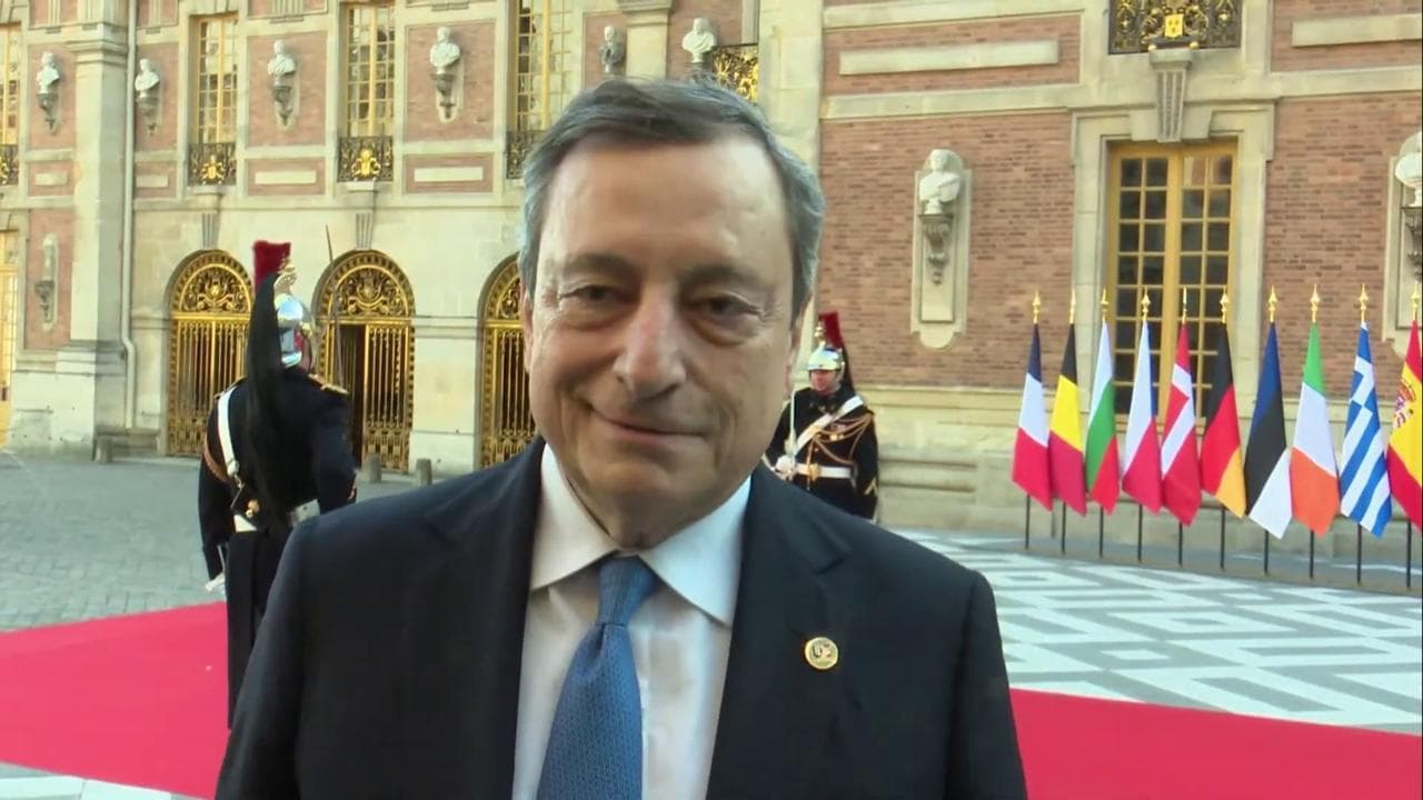 Draghi a Versailles: "Lungo incontro con Macron. Chiesto a Putin il cessate il fuoco, non bombardi civili"