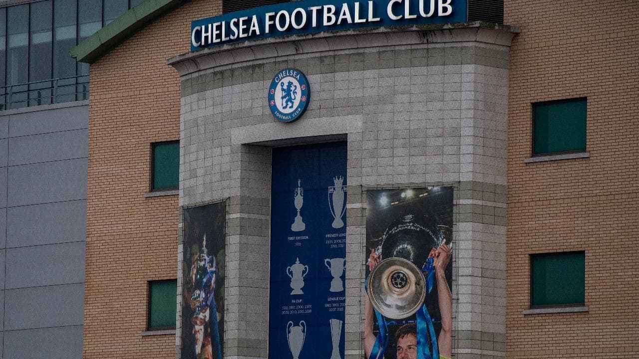 Il governo inglese congela i beni del magnate russo Roman Abramovich: stop alla vendita del Chelsea