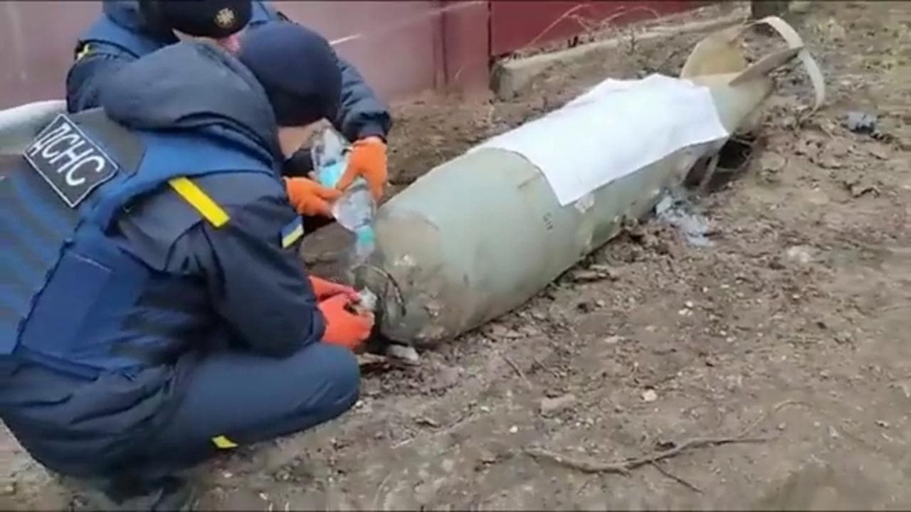 Il coraggio degli artificieri ucraini: disinnescano una bomba con un po' d'acqua e un paio di guanti