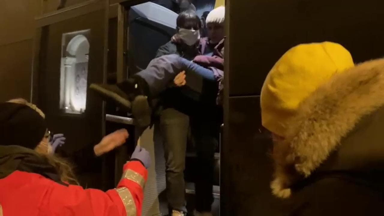 L'arrivo dei profughi ucraini in Puglia: donne, bambini, anziani e disabili accolti dopo la fuga dalla guerra