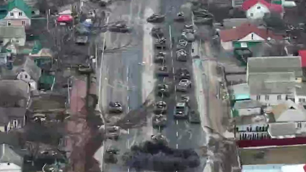 L'artiglieria dell'esercito ucraino colpisce i tank russi alle porte di Kiev: le immagini dal drone
