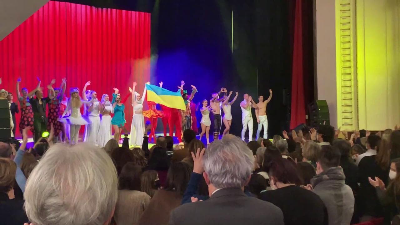 La compagnia di Kiev porta sul palco del Duse la bandiera ucraina: tutto il pubblico in piedi