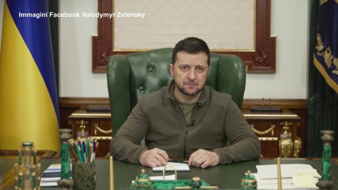 Zelensky: "Il bombardamento a Mariupol è la prova che il genocidio è in corso"