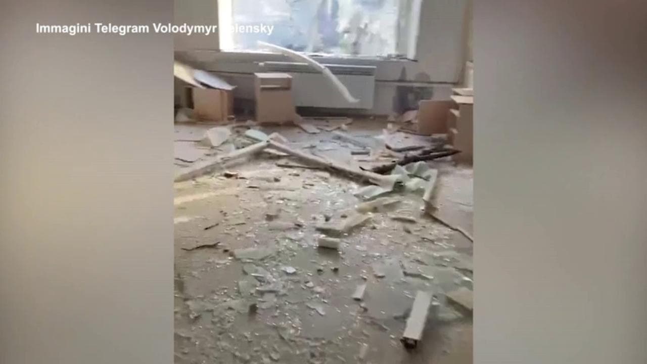 L'interno dell'ospedale pediatrico bombardato a Mariupol tra detriti e macerie