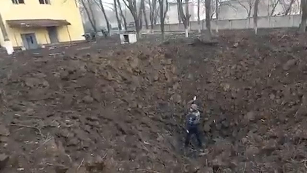 Raid russo sull'ospedale pediatrico di Mariupol: il cratere provocato dall'esplosione di una bomba