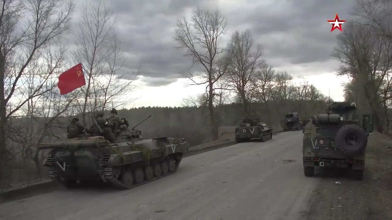 Sui carrarmati in Ucraina sventola la bandiera sovietica
