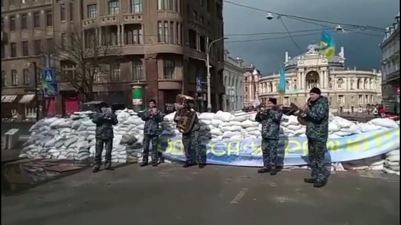 Odessa, la banda suona 'Don't Worry Be Happy' in attesa dell'attacco russo