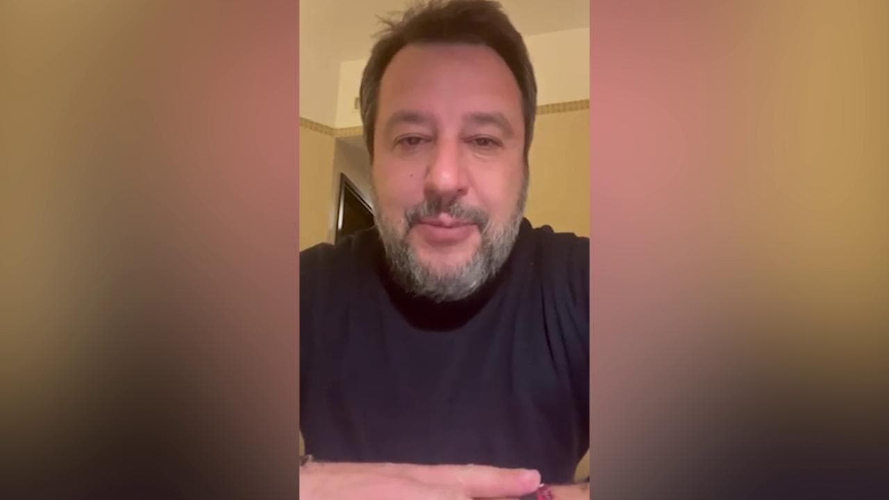 Salvini risponde al sindaco che gli ha regalato la t-shirt: "Un po' maleducato"