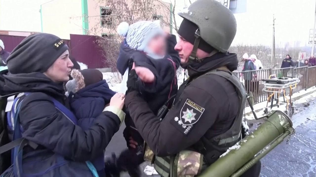 Irpin, il pianto a dirotto del bimbo che saluta il papà soldato