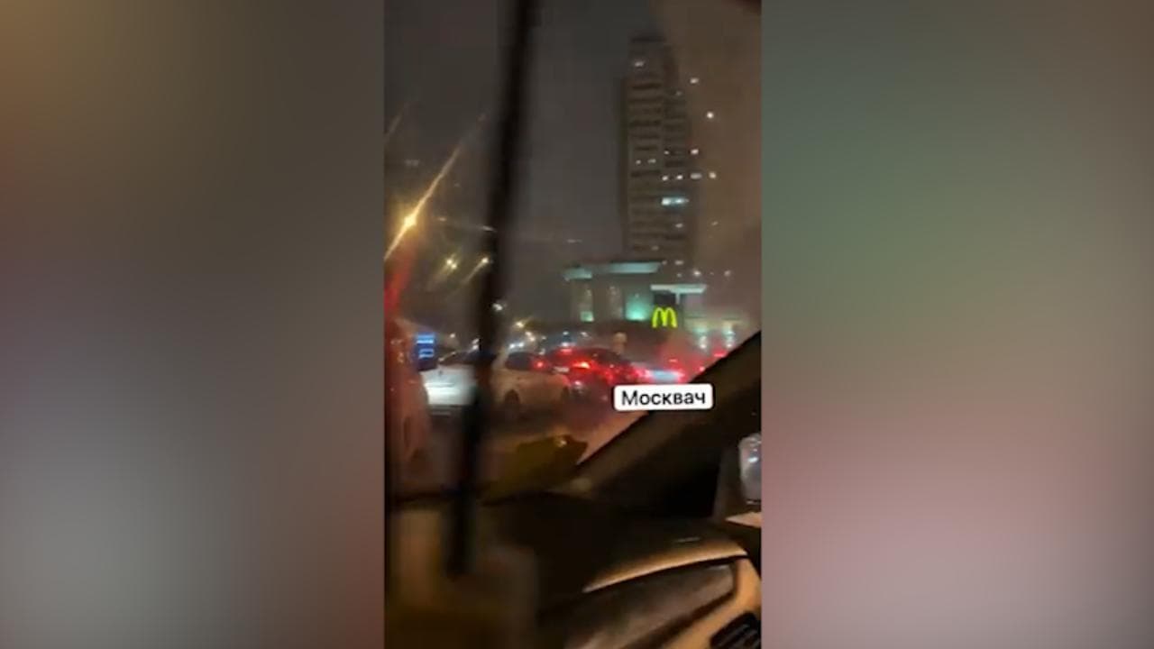 La fila chilometrica al McDonald's di Mosca per l'ultimo Big Mac
