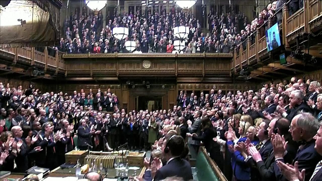 Ucraina, la standing ovation della Camera dei comuni inglese per Zelensky