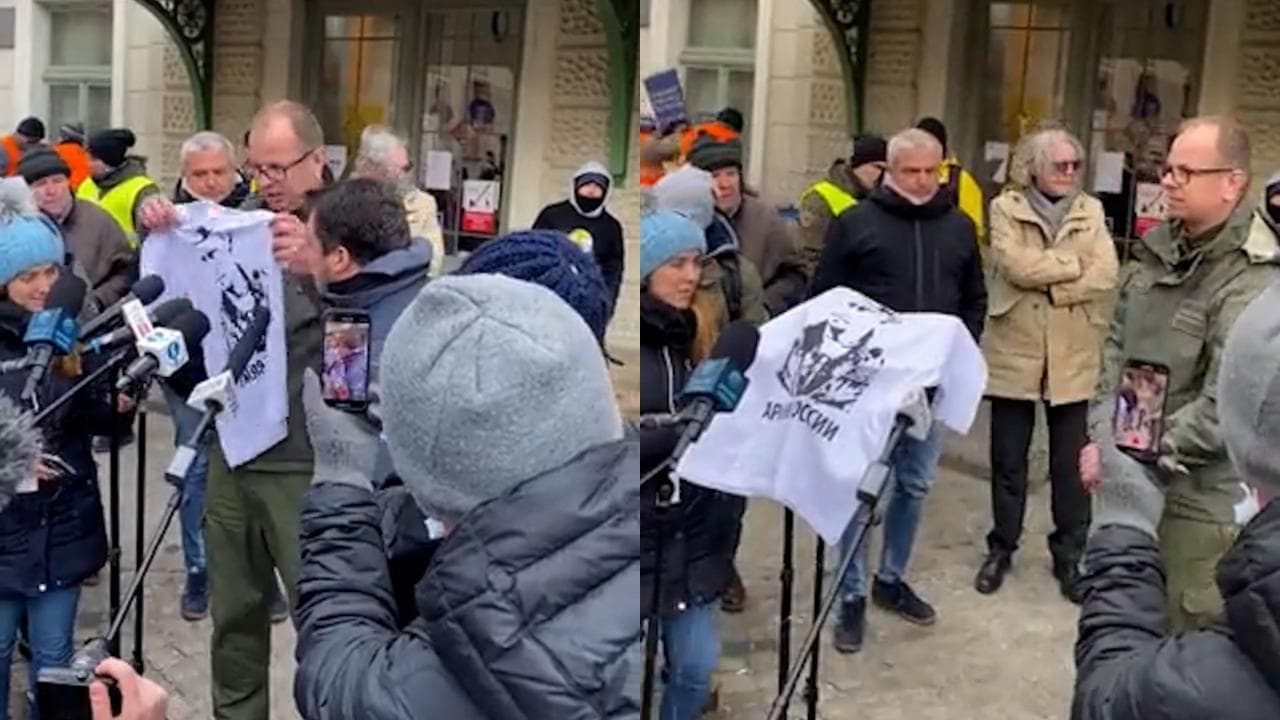 Salvini contestato in Polonia, il sindaco di Przemysl gli regala una maglietta con Putin