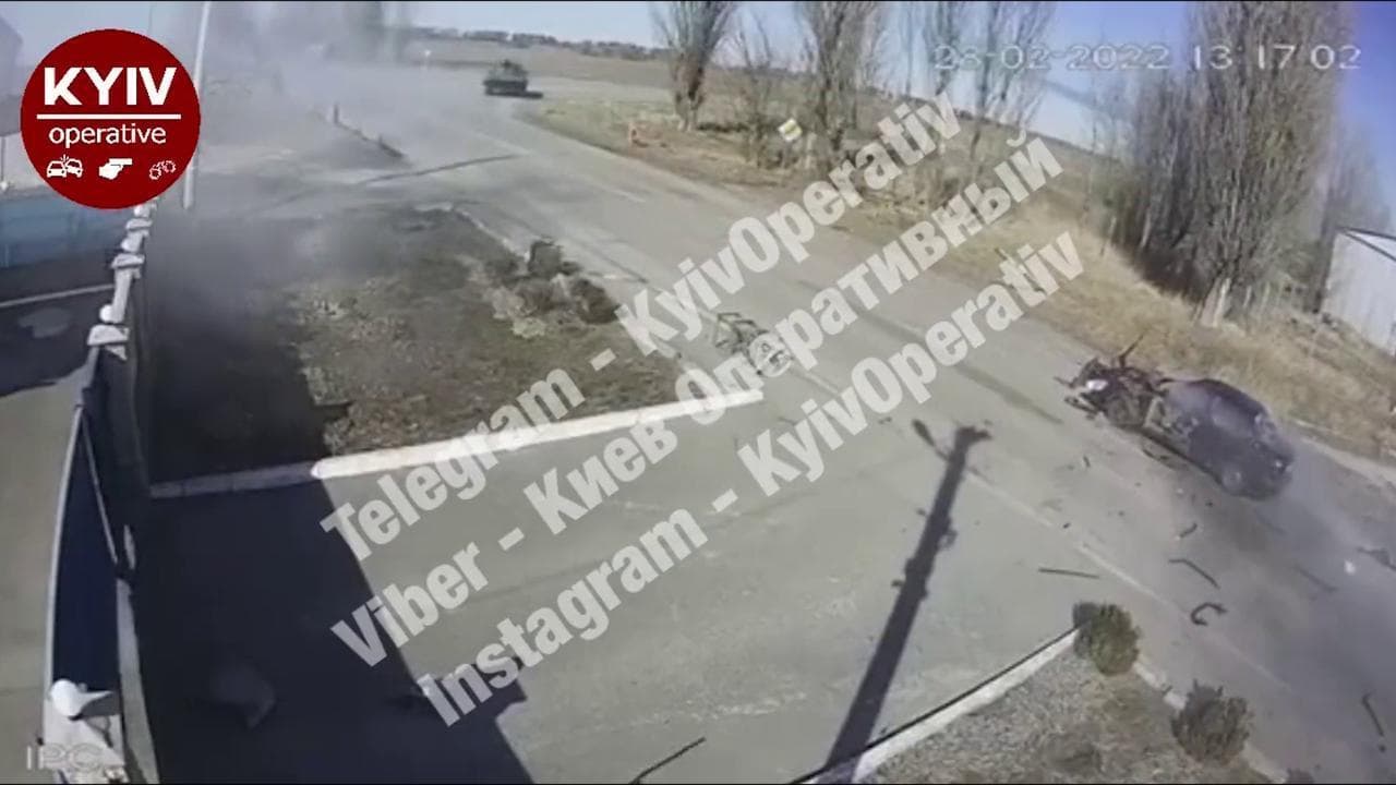 Kiev, mezzo blindato russo spara contro un'auto civile: a bordo c'erano due anziani