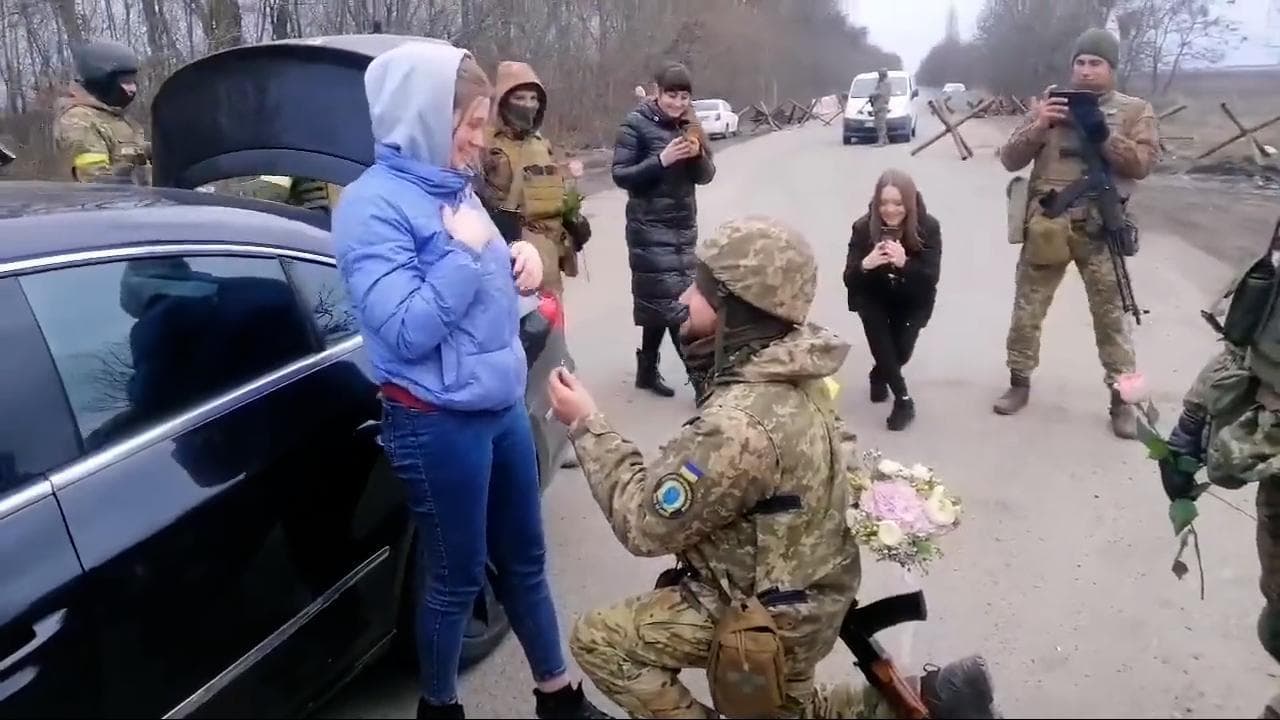 Kiev, soldati fingono di fare un controllo: ma uno di loro si inginocchia e fa una proposta di matrimonio