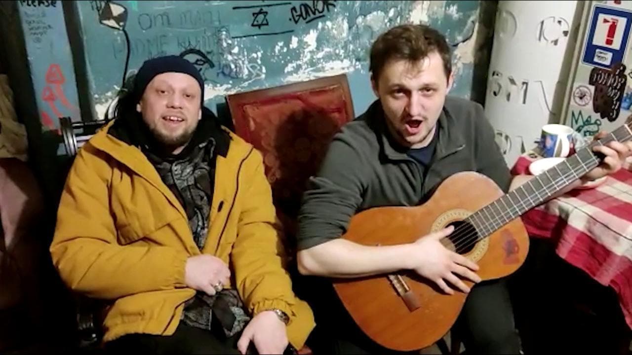 La resilienza di Kiev: nei bunker ora si organizzano concerti, messe e gruppi di lettura