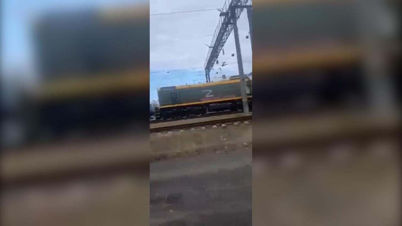 Ritorno al passato: a Mariupol compare un treno blindato russo