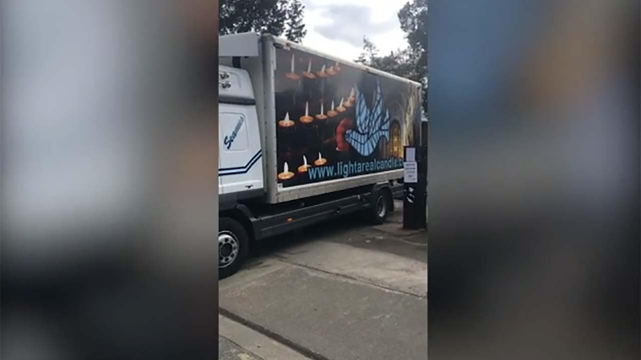 Un camionista sfonda il cancello dell'ambasciata russa a Dublino:"Dobbiamo fare qualcosa". Arrestato
