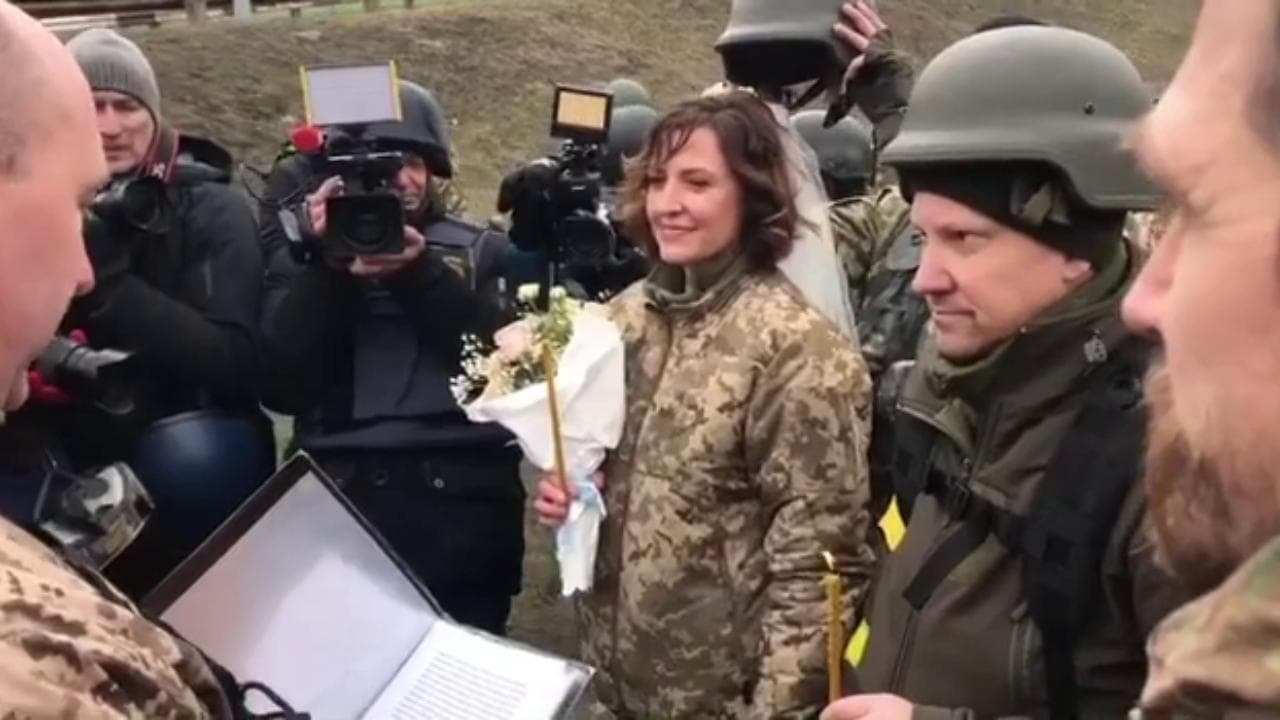 Kiev, il matrimonio di due soldati ucraini davanti a un posto di blocco: "La vita va avanti"