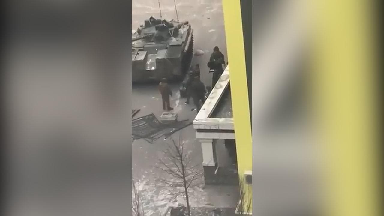 La battaglia di Kiev è iniziata: il video che dimostra come i carri armati russi sono fra i condomini a Ovest della capitale