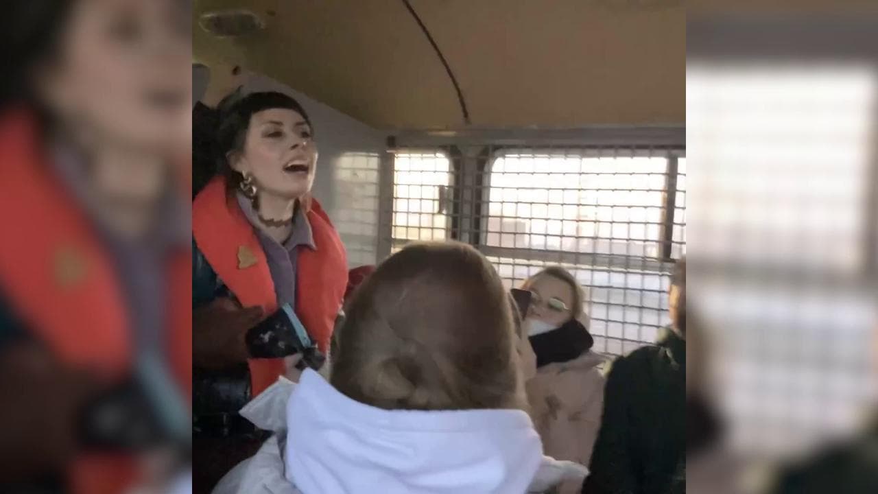 Russia, manifestanti intonano 'Zombie' dei Cranberries mentre vengono portati via dalla polizia