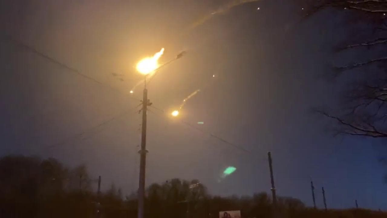 Kharkiv, abbattuto un jet russo: una palla di fuoco cade dal cielo