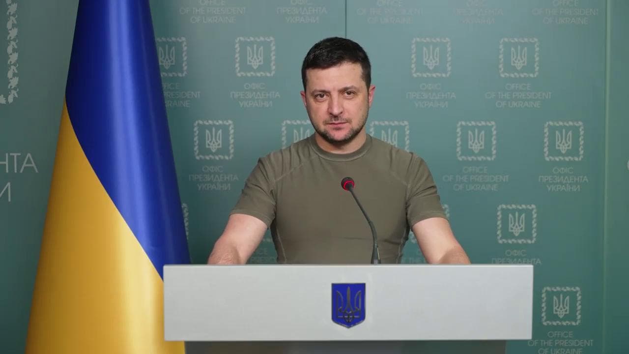 Zelensky: "Combattiamo guerra che non abbiamo mai voluto. La nostra bandiera non è sporca di sangue"