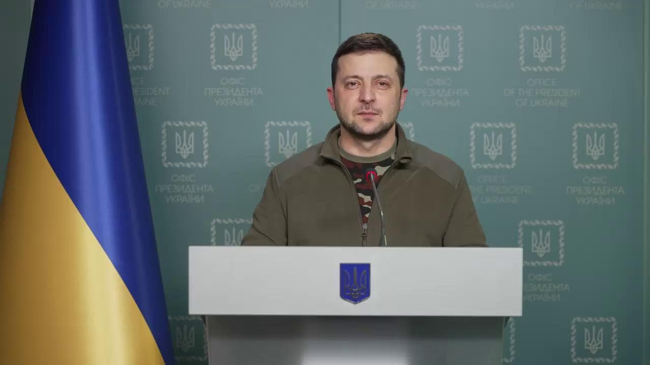 Zelensky: "Troveremo ogni bastardo che spara alla nostra gente"